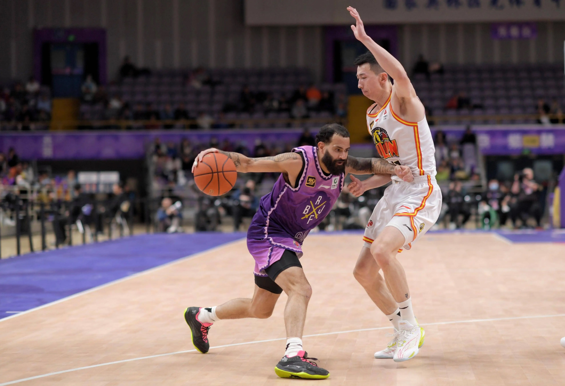 Jiuyou Sports-包含赛地聚焦：CBA季后赛冲刺阶段热度飙升，波士顿凯尔特人远射贴柱，赛场秩序良好，临场指挥获称赞的词条